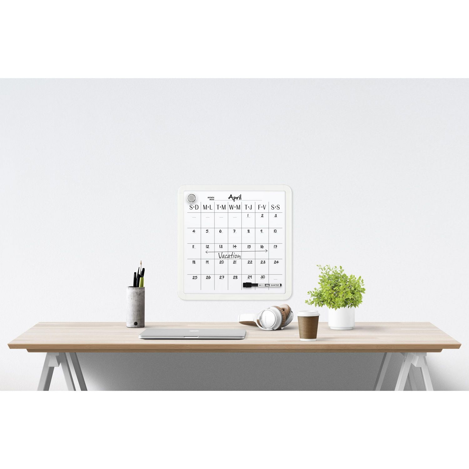Quartet Tableau calendrier effaçable à sec 14 po x 14 po avec cadre en plastique