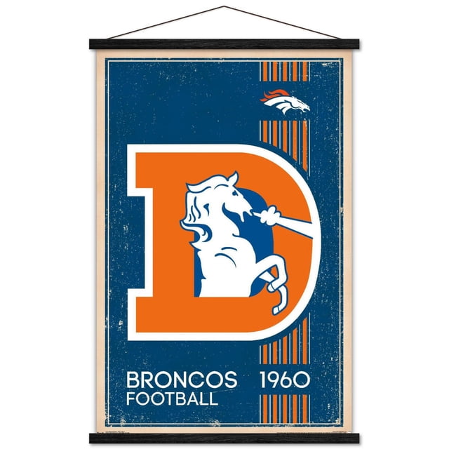 NFL Denver Broncos - Affiche Murale Rétro Logo 14, 22,375 Pouces x 34 Pouces Mettant en Vedette une Grande Lettre orange D avec un Cheval bronco Blanc Élevant à l'Intérieur sur un Fond Bleu Vieilli Accentué de Rayures orange Verticales et du Petit Logo Moderne du Cheval Broncos en Haut à Droite, avec Texte « Broncos FOOTBALL 1960 » au Bas, Imprimé sur Papier d'Affiche Lustré avec Pinces Suspendues Incluses, Idéal pour la Déco de Chambre de fan de sports Ou la