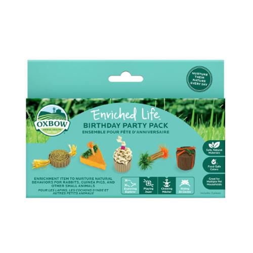 Oxbow Enriched Life Ensemble de Fête d'Anniversaire avec Cinq Jouets à Mâcher Naturels pour Petits Animaux comme les Lapins et les Cochons d'Inde, Incluant un Anneau Tressé, des Jouets à Mâcher en Forme de Carotte, une Gâterie en Forme de Cupcake, une Toupie en Forme de Carotte et un Lot Emballé, Fabriqué avec des Couleurs Sûres pour les Aliments pour Soutenir les Comportements Naturels de Mâchonnement et de Jeu.