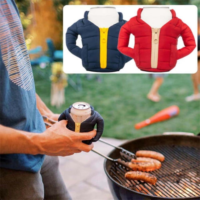 Veste Puffin pour Boissons, Glacière Isolée en Noir et Beige, Ressemblant à une Doudoune avec Fermeture Éclair. Idéale pour Garder les Boissons Froides, Elle Convient aux Canettes et Bouteilles de 12 oz. l'Image Montre une Personne Tenant une Canette de Boisson Couverte par la Glacière pendant Qu'elle Grillait des Saucisses à l'Extérieur. Deux options de Couleur Supplémentaires, Bleu Marine avec Jaune et Rouge avec Beige, Sont Exposées dans l'Insertion. un Accessoire de Vaisselle de Boisson Amusant avec Isolation Thermique.