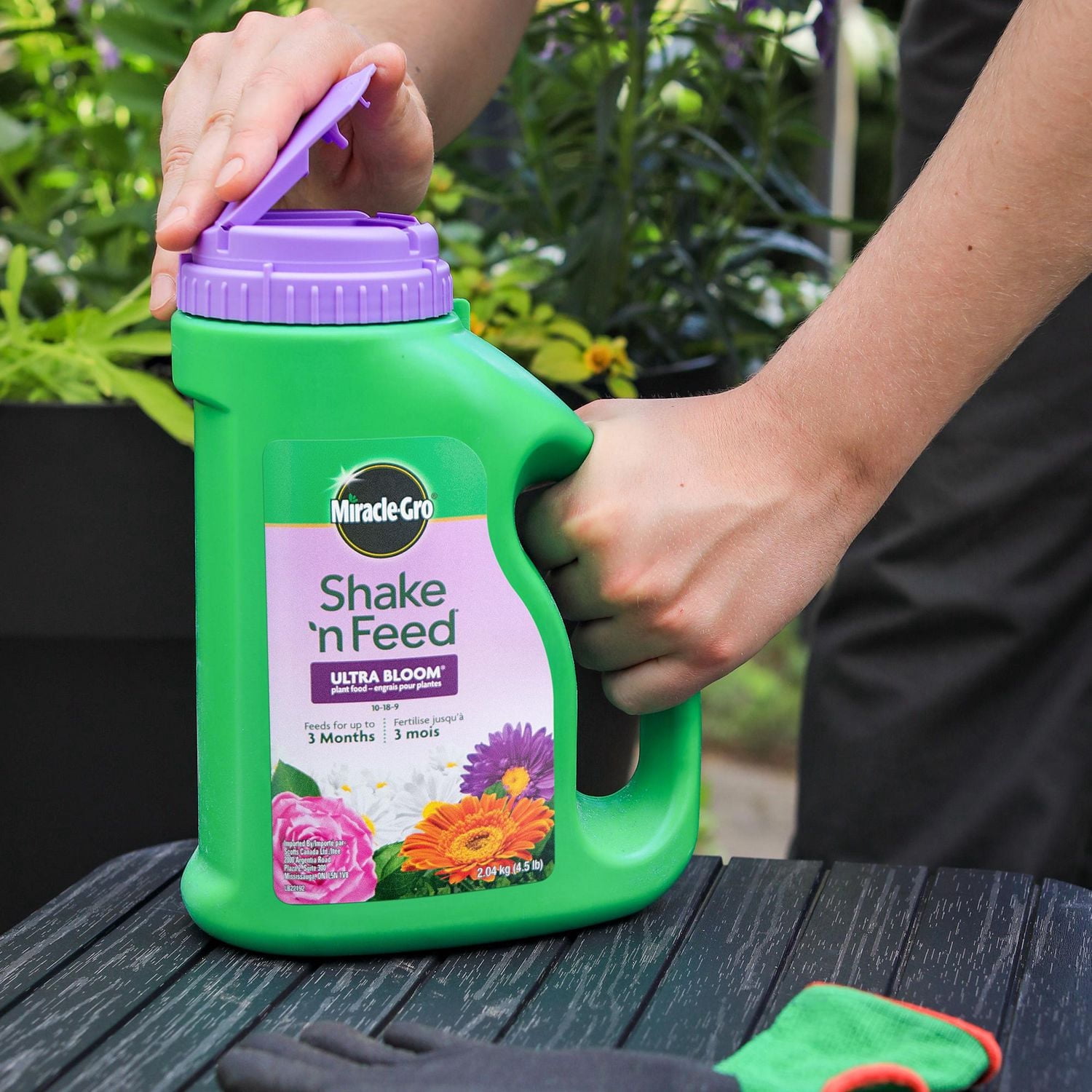 Miracle-Gro Shake N Feed Ultra Bloom Plant Food 10-18-9  2.04 Kg