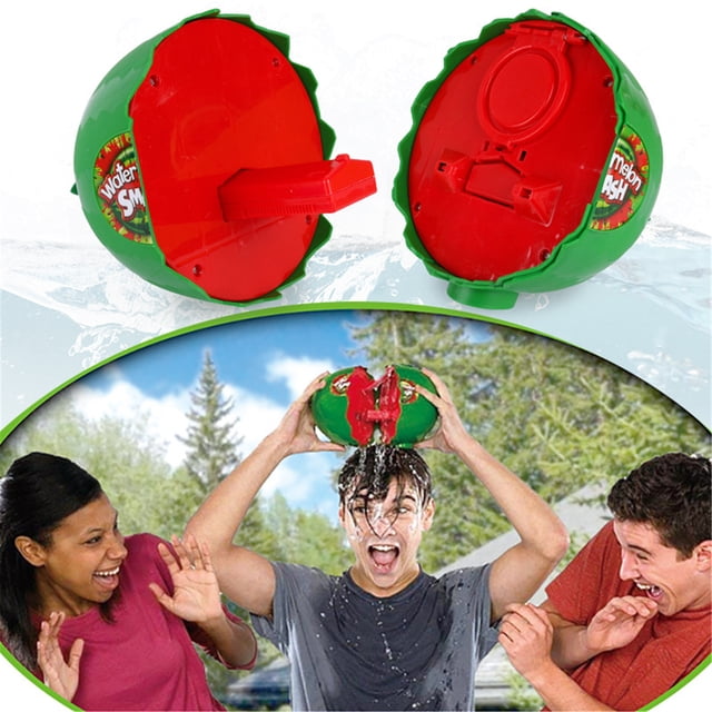Jeu Suspensif de Melon D\'eau, Jouet en Forme de Melon D\'eau Vert et Rouge pour Jeux de Fête Extérieurs. les Joueurs Remplissent la Melon D\'eau avec de l'Eau Ou des Graines en Plastique, Font Tourner la Toupie, et Tapent sur Leur Tête jusqu'à Ce Qu'elle Se Fissure Ou Se Frappe, Éclaboussant l'Eau. l'Image Montre le Mécanisme Intérieur du Jouet et un Groupe de Personnes Jouant à l'Extérieur, Réagissant à l'Éclaboussure.