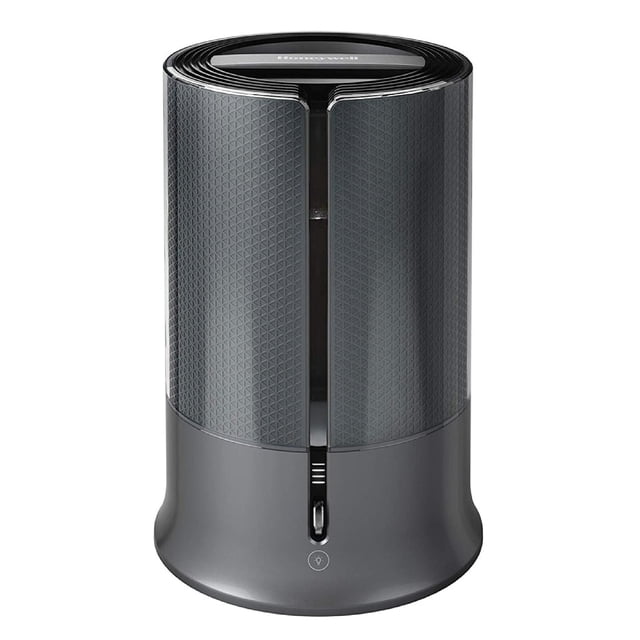 Honeywell Designer Series Humidificateur à Brume Fraîche Noir, Présentant un design Cylindrique Moderne avec des Motifs Géométriques Texturés. Idéal pour les Chambres et les Espaces de Vie, Il Comprend un Plateau d'Huiles Essentielles pour l'Aromathérapie, un Réservoir de 1,25 Gallon avec une Grand Ouverture pour un Remplissage et un Nettoyage Faciles, et Fonctionne Sans Filtre avec une Fonctionnalité Ultra Silencieuse. Il Offre jusqu'à 24 Heures d'Autonomie et Comprend une Fonction d'Arrêt Automatique.