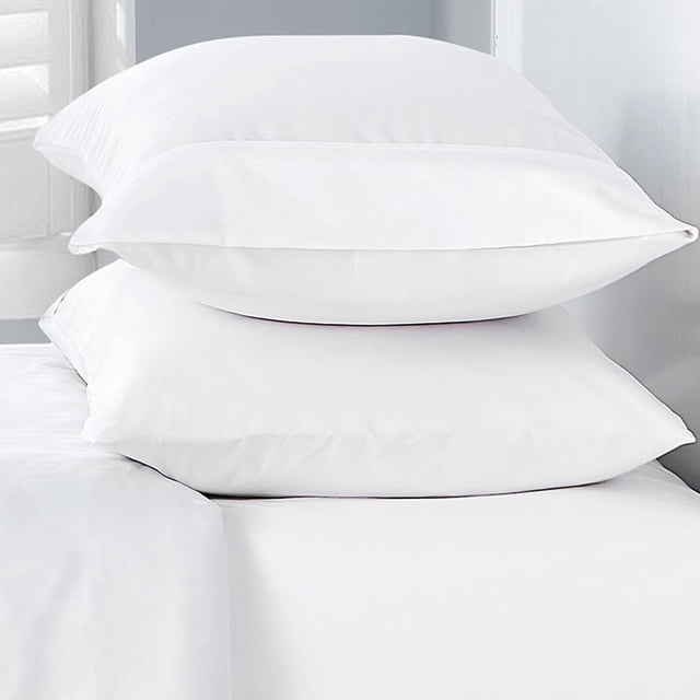 Ensemble de Taies d'Oreiller Douces Basics avec Deux Taies d'Oreiller en polyester Blanc Empilées sur un Lit Blanc, Dotées d'Une texture à Double Brossage pour une Douceur Accrue et un Entretien Facile Lavable à la machine, Idéal pour la Literie et les Draps de Lit au Quotidien.