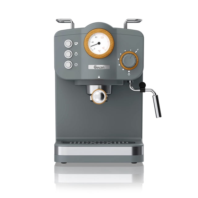 Swan Nordic Machine à Espresso à Pompe en Gris avec un design d'Inspiration Scandinave. Comprend 20 bars de Pression, un Réservoir d'Eau Détachable de 1,2 Litre et la Capacité d'Infuser une Ou Deux Tasses à la Fois. Comprend une Bouilloire Moulée sous Pression, un Contrôle de la Pression de Vapeur et un Plateau d'Égouttement Amovible pour un Nettoyage Facile. Convient pour Préparer Espresso, cappuccino, latte, Blanc Plat et Plus. Livré avec une Cuillère Doseuse et un Presse-Café.