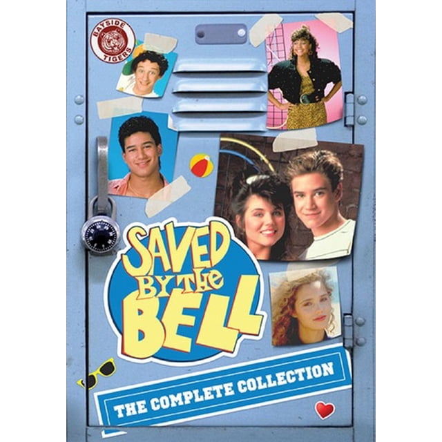 STUDIO DISTRIBUTION SERVI Sauvés par la Cloche COLLECTION Complète (DVD) DSF19038D. la Couverture Présente un Casier Bleu avec un Cadenas à Combinaison et des photos Cassées de Membres de la DISTRIBUTION de la Série Télé. le Titre « Sauvés par la Cloche » Est Affiché de Façon Bien en Vedette en Texte Jaune et Bleu Audacieux, avec « la COLLECTION Complète » Écrite Ci-Dessous. le logo des Tigres de Bayside Est visible dans le Coin Supérieur Gauche. Cette Série Comique en Direct, Sortie en 2013 par Lionsgate, Comprend
