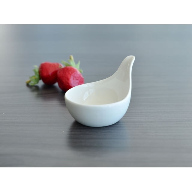 Essentials Mini Plat Rond de 1,6 Oz en Porcelaine Blanche durable avec Poignée Lisse et Incurvée, Posé sur une table en Bois Foncé avec Deux Fraises Rouges derrière, Idéal pour Servir des hors-D'œuvre, sauces Ou Garnitures Format Bouchées et Convient au Lave-Vaisselle, au Micro-Ondes et au Four.