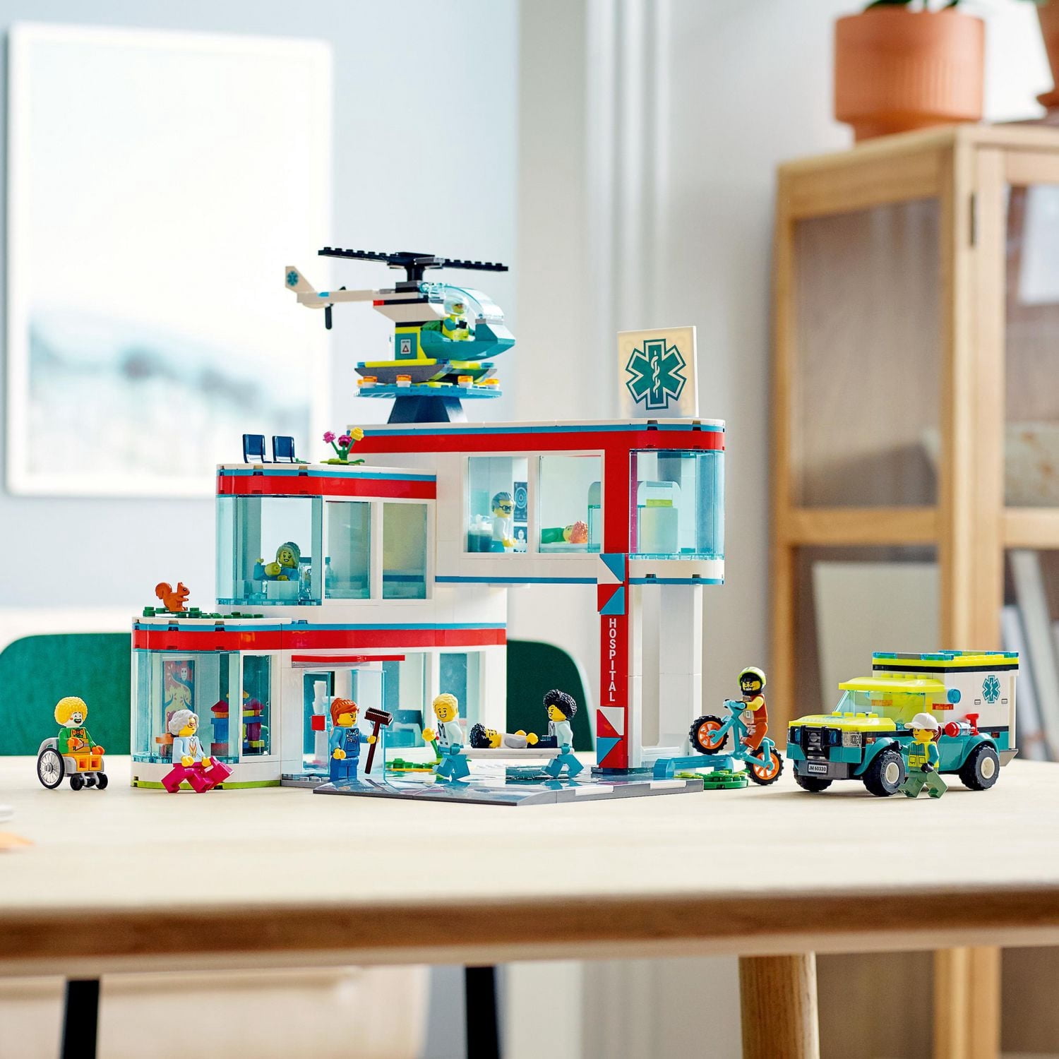 LEGO City L’hôpital 60330 Ensemble de construction (816 pièces)