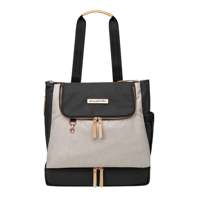 Petunia Pickle Bottom Sac à Dos à Couches Pivot en Noir et beige avec Fermetures Éclair Or rose et Garniture en Cuir, avec Compartiments Isolés, Multiples Poches Zippées, Doubles Bretelles Noires avec Poignée Supérieure en Cuir beige, et un Compartiment Inférieur Spacieux à Fermeture Éclair Autour.