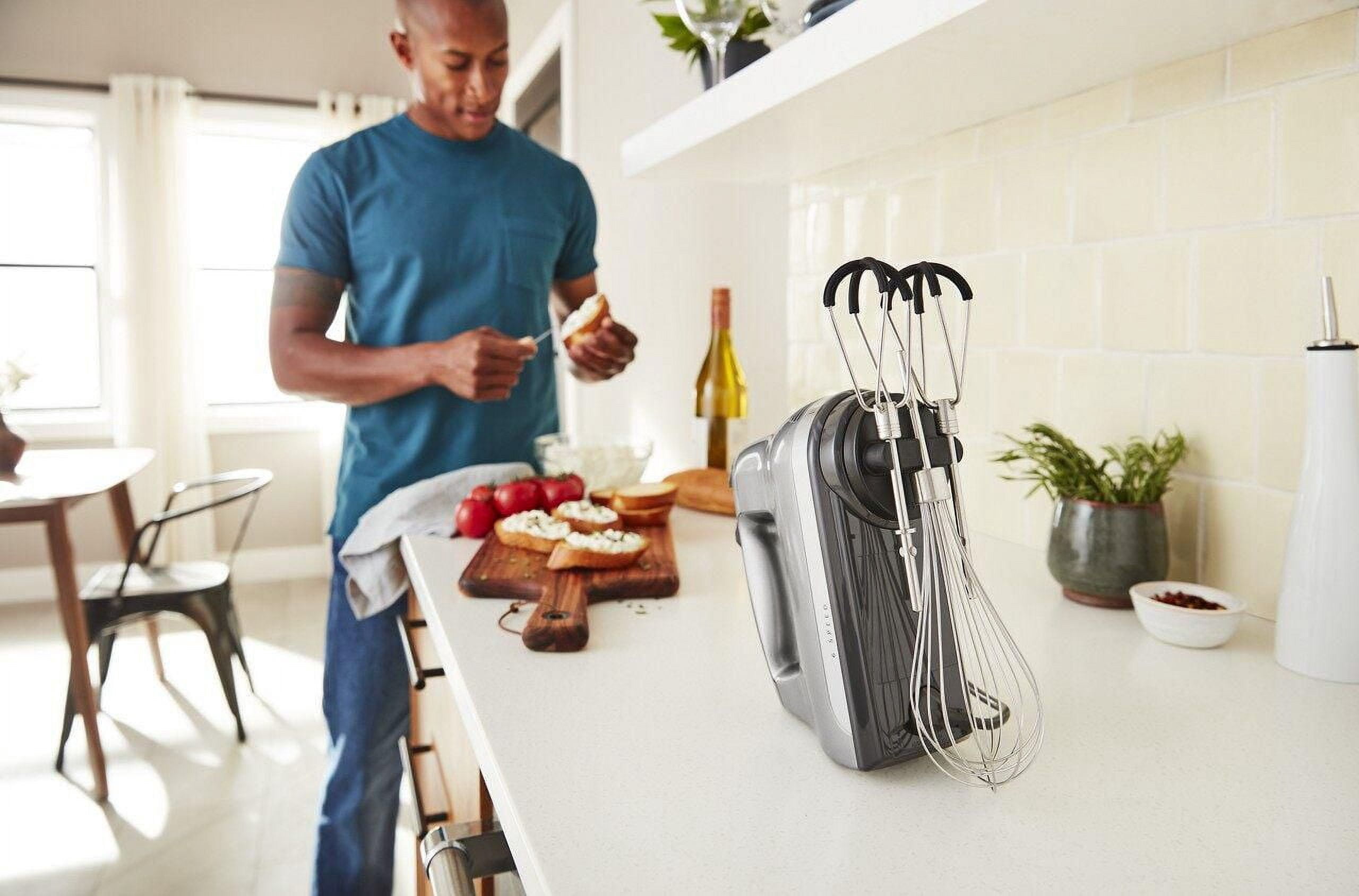 KitchenAid® Batteur à main à 6 vitesses doté de batteurs à bords souples