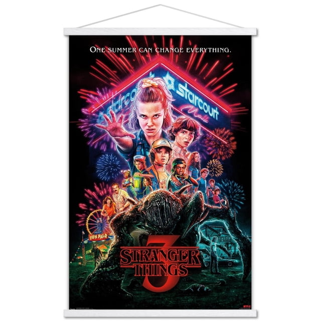 Netflix Stranger Things : Saison 3 - Affiche Murale en une Feuille, 22,375 Po x 34 Po, Représentant une Enseigne de Centre Commercial Néon Starcourt avec des Feux d'Artifice, Plusieurs Personnages de Style Années 1980 et un Grand Monstre au Premier Plan, avec comme Slogan « un Été Peut Tout Changer » et le logo Stranger Things 3, Convient à l'Art Mural et à la Déco de Chambre à Thème.
