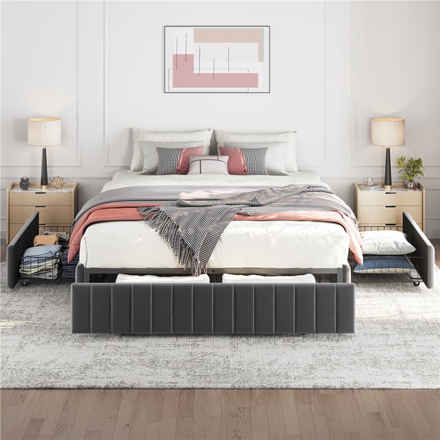 Yaheetech Cadre de Lit Plateforme Entièrement Rembourré avec 3 Tiroirs de Rangement, Sans Tête de Lit, Gris Foncé. Ce Cadre de Lit Présente un design Élégant et Rembourré en Gris Foncé avec un style Sans Tête de Lit pour des options de décor Polyvalentes. Il Comprend Trois Tiroirs de Rangement : un Grand Tiroir et Deux Plus Petits, Offrant un Généreux Rangement sous le Lit pour la Literie Ou les Essentiels. le Cadre Est Fait de Lattes Métalliques et de Bois Durables, Supporte jusqu'à 800 Lb Sans Nécessiter de Sommier. Exposé dans une Chambre Moderne avec des Tons Neutres et des accents Décoratifs