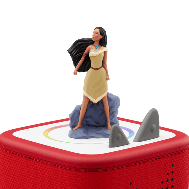 Tonies Pocahontas Personnage Audio de Disney Debout sur une base rock Bleue, Portant une Robe Beige avec Garniture Blanche et Collier turquoise, avec de Longs Cheveux Noirs, Placé sur un Lecteur Audio Toniebox Rouge avec une Toupie Blanche et des Oreilles de Contrôle Grises.