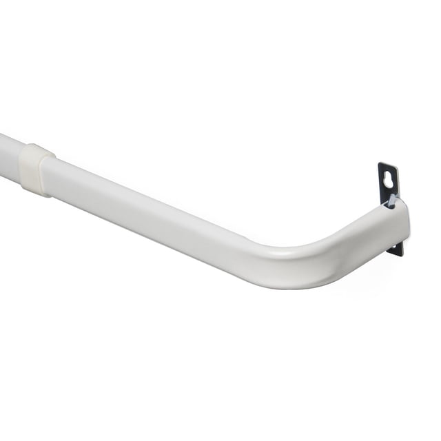 Mainstays Tringle à Rideaux Robuste pour Fenêtre Simple 28-46 Pouces en Blanc, Montrée en Gros Plan en Angle avec la Tringle Métallique Ajustable à une Extrémité Courbée et un Support de Montage Noir, Conçue pour des Rideaux et Voilages Légers, Quincaillerie de Montage Incluse.