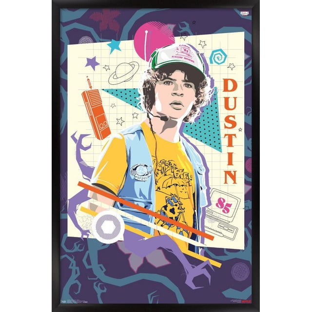 Netflix Stranger Things : Saison 3 - Affiche Murale Dustin, 14,725 Pouces x 22,375 Pouces Encadrée, Présentant une illustration Stylisée de Dustin Portant une Casquette Blanche et Verte, un t-shirt Graphique Jaune et un Gilet Bleu. l'Arrière-plan Comprend des Éléments Rétro des Années 1980 comme un Talkie-Walkie Rouge, un Ordinateur vintage avec « 85 », des Étoiles, des Planètes et des Formes Géométriques en Violet et Bleu. le Nom « Dustin »