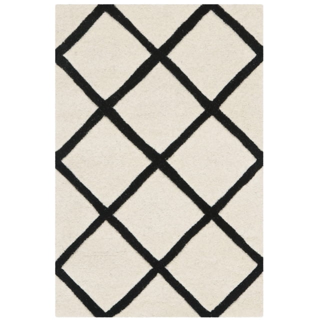 Safavieh Chatham Isaac Tapis à Losanges Géométriques avec Vue Frontale d'Un Tapis d'accent en Laine Tufté à la Main en Crème Présentant des Motifs de Losanges Noirs Audacieux et une Hauteur de Poil Moyenne pour la Douceur sous les Pieds, Idéal pour les Espaces de Vie Contemporains et Souvent Utilisé comme Accent de Plancher Stylé.