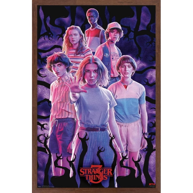 Netflix Stranger Things : Saison 3 - Affiche Murale de Groupe, 14,725 Po x 22,375 Po, Montrant six Personnages de Vêtements Décontractés des Années 1980 sur un Fond Violet Foncé avec des Ombres Griffes Noires. l'Affiche Lustrée Est Encadrée en Bois Foncé et Met en Vedette le logo Stranger Things 3 Rouge en Bas au Centre et le logo Netflix en Bas à Droite. Convient pour Décorer des Chambres, des Bureaux Ou des Dortoirs avec une Oeuvre Murale