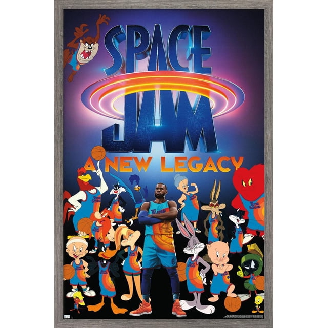 Space Jam : A New Legacy - Affiche Murale d'Équipe, 14,725 Po x 22,375 Po, Représentant un Joueur de basketball en Uniforme d'Équipe avec Mélodie Bleue et orange, Bras Croisés, Entouré de Personnages Looney Tunes en Chandails Assortis Tenant des Ballons de basketball, sur un Fond Dégradé Foncé avec le logo Space Jam au-Dessus. Convient à une Déco Intérieure Vibrante Ou à une Décoration de Fête.