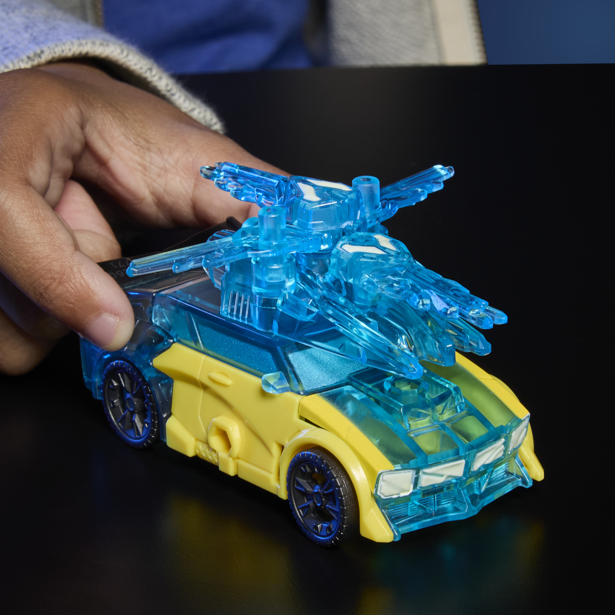 Transformers CYBERWORLD Energon Surge Cyber Changers en armure, figurine Bumblebee