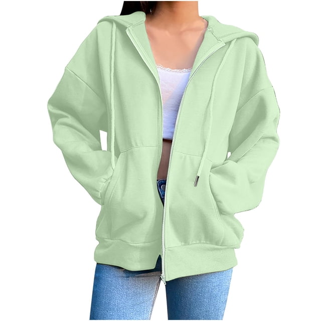 Timegard Vestes pour Femmes à Fermeture Éclair devant, Manches Longues, Chandails à Capuchon Confortables avec Poches, Vêtements d'Automne. un Chandail à Capuchon pour Femme Vert Pâle avec Fermeture Éclair devant, Manches Longues et Deux Poches avant. Fabriqué en Tissu Doux, Extensible et Léger, Idéal pour Superposer au Printemps, à l'Automne Ou en Hiver. Style Décontracté avec un Camisole Blanche et des jeans Bleus, Parfait pour des Sorties d'Automne Douillettes.