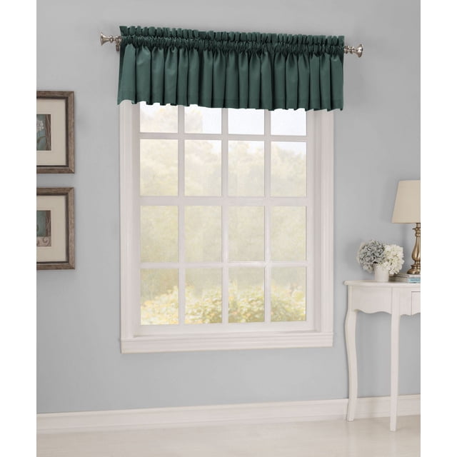 918 HAMPTON Microfibre VALANCE en polyester Vert Émeraude avec Poche pour Tringle Froncée, 54 Pouces de Large par 17 Pouces de long, Suspendue sur une Tringle Argentée au-Dessus d'Une Fenêtre Blanche à Carreaux Multiples dans une Pièce Gris Pâle avec Bordure Blanche, Idéale pour l'Élégance Décorative et une Filtration Douce de la Lumière.
