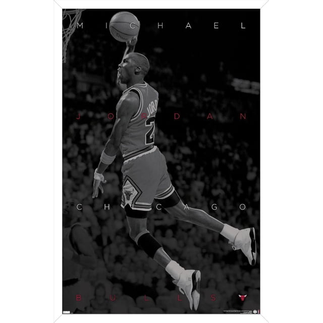 Michael Jordan - Affiche Murale Noir et Blanc, 22,375 Po x 34 Po Encadrée Montrant Michael Jordan en Train de Dunquer en Plein Air un Ballon de basketball Portant Son Chandail Numéro 23 des Chicago Bulls, avec Superposition de Texte de Michael Jordan Chicago Bulls et Arrière-Plan Flou de Foule, Idéale pour une Déco Murale à Thème Sportif.