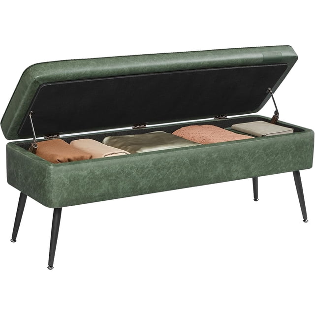 VASAGLE EKHO Collection Banc ottoman de Rangement en Cuir Synthétique Vert Forêt avec Surpiqûres Raffinées, au design Moderne Mi-Siècle. le Banc a une Capacité de Rangement de 15 Gallons (57 L) avec Charnières de Sécurité pour un Fonctionnement Fluide du Couvercle. Il Mesure 15,7 Pouces de Profondeur, 47,2 Pouces de Largeur et 17,7 Pouces de Hauteur, Soutenu par des Pieds en Acier Robustes. l'Intérieur Est Montré Rangeant des Couvertures Pliées et des Livres, Mettant en Valeur Sa Polyvalence pour les