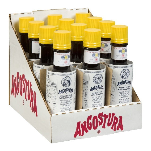 Angostura Amers Aromatiques, Verre P / 100 Ml/unité, 12 Unités/caisse Exposées dans un Plateau en Carton de Marque. Chaque Bouteille en Verre Présente une Étiquette Blanche avec des Détails sur le Produit et un Bouchon Jaune Vif. Couramment Utilisé comme Ingrédient de cocktail, le Plateau Met en Valeur le logo Angostura en Texte Rouge.