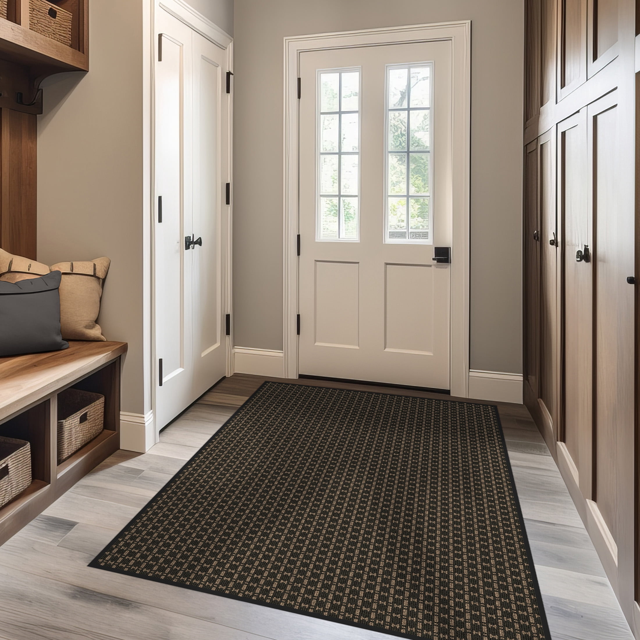 Tapis utilitaire intérieur/extérieur moderne Roomio à motif géométrique noir et brun, 4' x 6', endos en vinyle, facile d’entretien