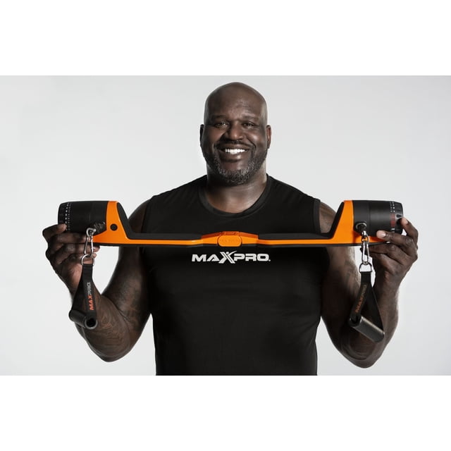 MAXPRO Smart Connect Système Portable de Gym et de Mur Tenu à l'Horizontale par une Personne Portant un Chandail Sans Manches Noir avec le logo MAXPRO, Montrant la Longue Barre orange et Noire à Connexion Rapide avec Poignées d'Entraînement Attachées et Cadrans de Résistance à Chaque Extrémité, Idéal pour l'Entraînement Polyvalent de Force et de cardio.