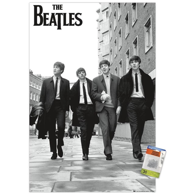 The Beatles - Affiche Murale de Londres, 22,375 Po x 34 Po Représentant une photo en Noir et Blanc de Quatre Hommes Marchant dans une Rue Pavée de Londres, Portant des Complets et des Manteaux, avec un Bâtiment en Briques à Droite et le logo du Groupe en Lettres Noires Audacieuses en Haut à Gauche, Convient pour Encadrer comme art Mural.
