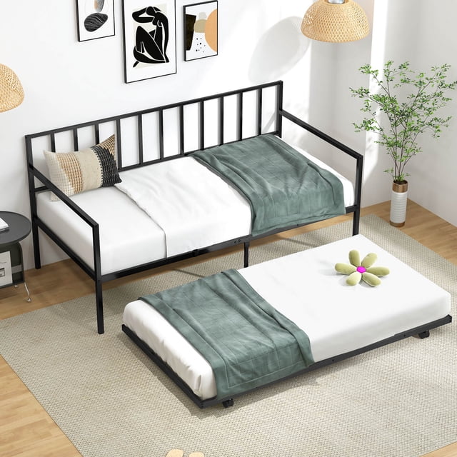 Costway Canapé-Lit en Métal Double Daybed avec Tiroir-Lit et Roulettes Verrouillables pour Salon. Ce Canapé-Lit en Métal Noir Daybed Présente un design Moderne avec Lattes Verticales et Comprend un Tiroir-Lit Coulissant sur Roulettes Verrouillables pour Espace de Sommeil Supplémentaire. le Tiroir-Lit Est Allongé, les Deux Lits Habillés de Matelas Blancs et de Jetés Verts. Convient aux Chambres, Chambres d'Amis Ou Salons, le Cadre Robuste Supporte jusqu'à 500 Lb pour le Canapé et 400 Lb pour le Tiroir-Lit. l'Aménagement