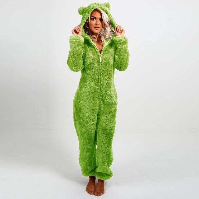 zanvin Pyjama une-Pièce en Molleton Chaud pour Femme Vert, avec une Conception à Manches Longues avec une Capuche Pelucheuse et une Fermeture Éclair. la Combinaison Taille TG Est Faite de Molleton Doux et Respirant, Idéale pour les Vêtements de Nuit Ou la Détente en Hiver. la Capuche Comprend des Oreilles d'Ours Ludiques, Ajoutant une Touche Amusante. le Modèle Est Montré Debout sur un Fond Blanc Uni, Mettant en Valeur la Couleur Verte Vibrante et la texture Confortable.