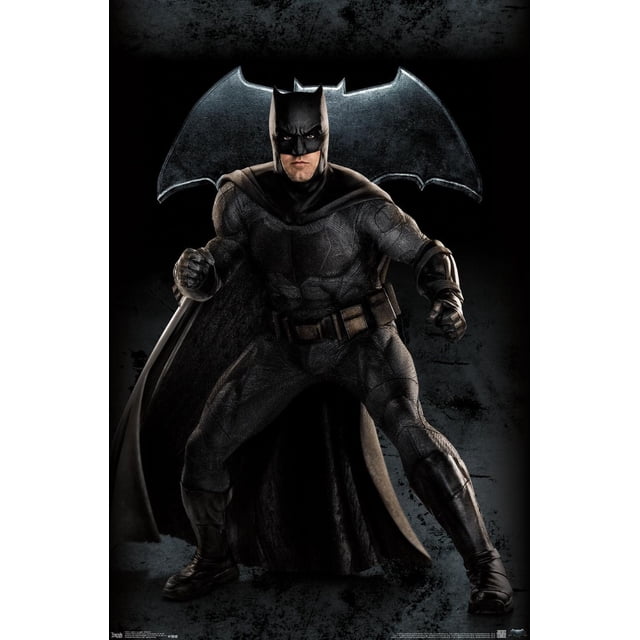 DC Comics Film - La Ligue des Justiciers - Affiche Murale Batman, 14,725 Pouces x 22,375 Pouces Encadrée Montrant un Batman Orienté vers l'Avant dans une Combinaison Blindée Texturée Gris Foncé avec cape et Ceinture Utilitaire, Posée en Position de Combat sur un Fond Noir avec un Symbole de Chauve-Souris Lumineux, Idéale pour la Décoration Murale de Chambre Ou de Bureau.