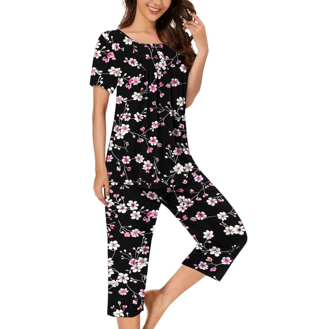 FAFWYP Ensembles de Pyjama 2 Pcs pour Femmes avec Motif floral sur Fond Noir. l'Ensemble Comprend un Haut à Manches Courtes Col Ras du Cou et un Pantalon capri Assorti, Fabriqué en Tissu Léger, Doux et Respirant. Conçu pour le Confort et le style, Convient pour Se Détendre Ou pour une Tenue Décontractée au Printemps et en Été.