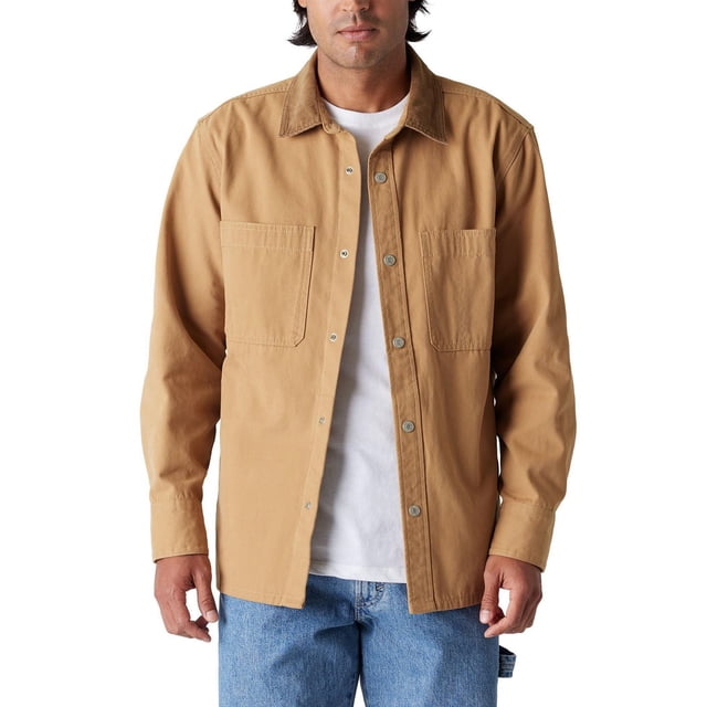 Levi Strauss Signature™ Veste-chemise Utilitaire pour Homme en Beige avec Coupe Décontractée et Col en Velours Côtelé, avec Fermeture à Boutons-Pression à l'Avant et Deux Poches Poitrine, Portée Ouverte sur un t-shirt Blanc et des jeans Bleus, Montrée Orientée vers l'Avant sur un Modèle Masculin, Idéale comme Couche d'Extérieur durable Inspirée des Vêtements de Travail.