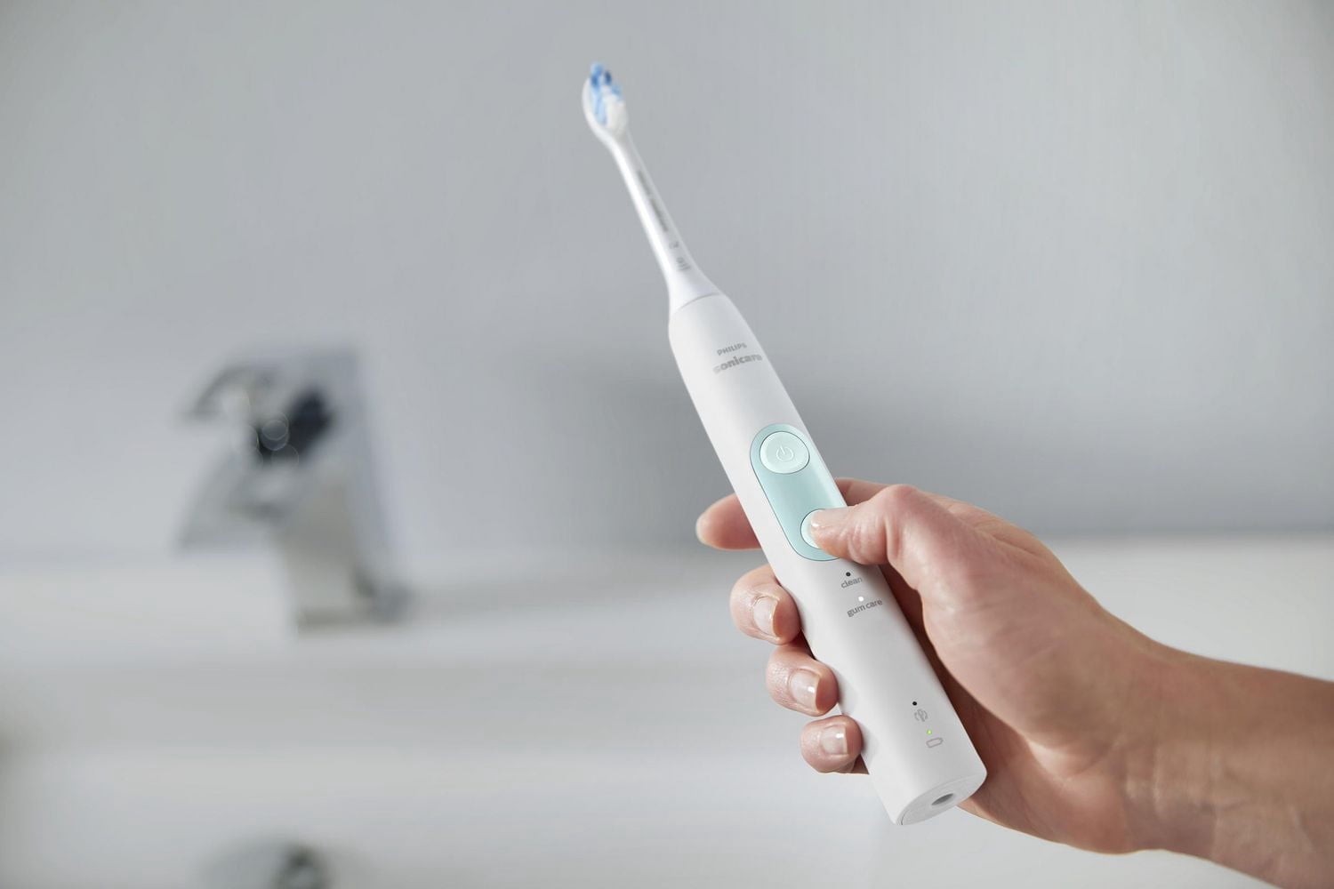 Philips Sonicare ProtectiveClean 4500 Brosse à Dents Électrique Rechargeable pour la Santé des Gencives, HX6827, Blanc