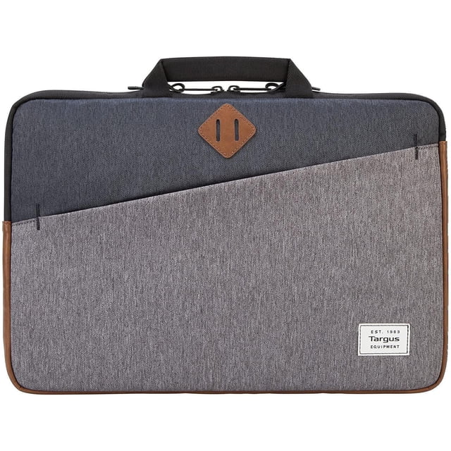 Targus 15,6 Po Strata II Sleeve avec Poignées en Gris, Vue Orientée vers l'Avant Montrant un Tissu Bicolore avec des sections Supérieure et Inférieure Plus Claires, Pochette Diagonale avant, Poignées de Transport Noires, accents en Similicuir Bruns Incluant un Écusson en Losange, et un Écusson logo d'Équipement Targus Blanc, Conçue comme Étui Protecteur pour Ordinateur Portable Convenant au Transport et à la Protection d'Appareils.