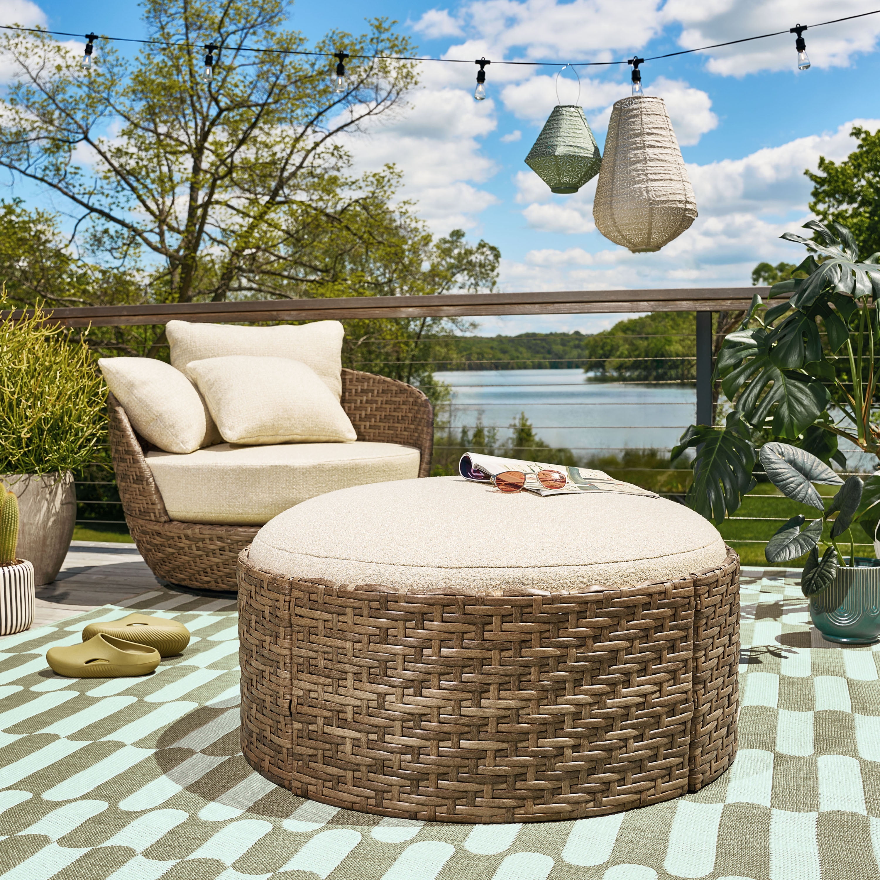 Pouf de rangement/table basse d’extérieur en osier à dessus réversible avec housse Beautiful par Drew Barrymore, brun/cèpe
