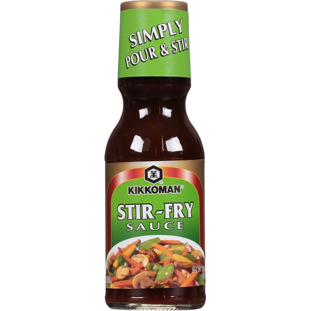 Kikkoman Bouteille de Sauce pour Sauté avec Bouchon Doré et Étiquette Verte Présentant des Légumes et de la Viande Mélangés, Parfaite pour Assaisonner des Sautés de Style Chinois avec des Assaisonnements Asiatiques. Sans Colorants Artificiels et Convient aux Plats Végétariens.