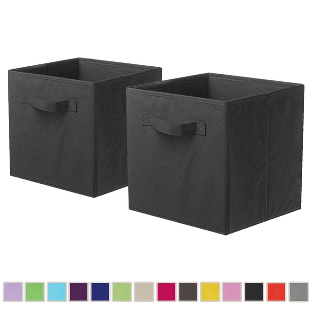 YOYTOO Lot de 2 Bacs de Rangement en Tissu Pliables en Forme de Cube, Bacs de Rangement Pliables de 11 Pouces. l'Image Montre Deux Bacs de Rangement en Tissu Noirs au design Pliable, Chacun Doté d'Une Poignée durable à l'Avant pour un Transport Facile. Ces Bacs Sont Faits de Tissu Non Tissé Léger avec un support en Carton Supplémentaire, Conçus pour s'Insérer dans des Compartiments de Rangement en Cube. les Dimensions Sont de 11 x 10,5 x 10,5 Pouces, Convenant à l'Organisation d'Articles comme des Vêtements