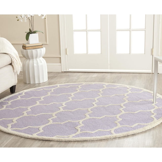 Safavieh Cambridge Kevin Tapis Géométrique pour Aire, Tapis Rond Tufté à la Main en Laine avec base Lavande et Motif Treillis Géométrique Crème, texture Peluche à Poil Coupé, Exposé sur Plancher de Bois Franc Clair dans une Pièce Lumineuse avec Portes Françaises Blanches et Mobilier Neutre, Idéal pour accent de Maison Ou de Bureau.