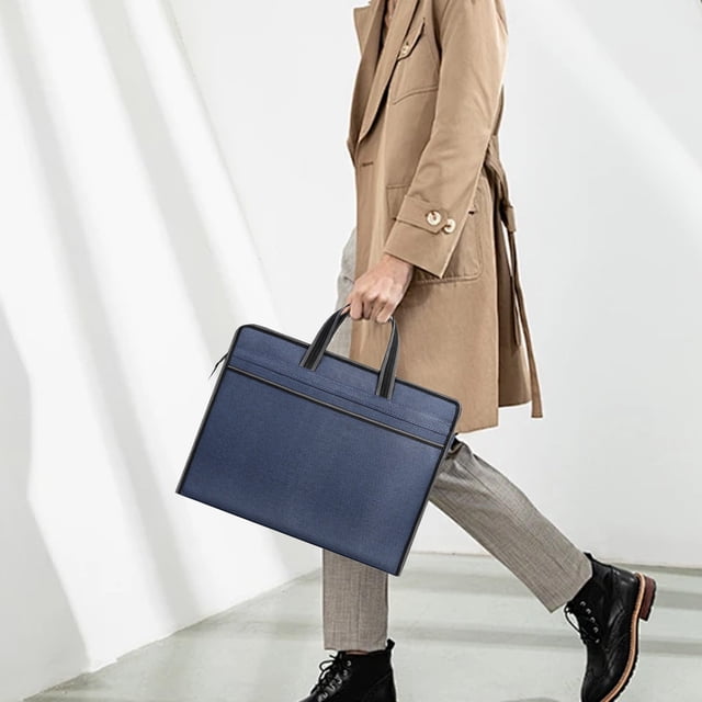 Sac Porte-Documents en Toile Oxford Portable à Grande Capacité, Noir, Mesurant 38x30x8 cm (14,96x11,81x3,15 Po). le Sac Présente un design Épuré avec Plusieurs Compartiments pour Organiser des documents, des Cahiers et des Appareils Électroniques. Il Comprend une Poignée Ergonomique pour un Transport Confortable, Ce Qui le Rend Idéal pour les Réunions d'Affaires, les Séances de Formation et les Déplacements Quotidiens. Montré Être Porté par une Personne en Tenue d'Affaires.