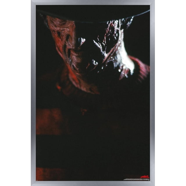 Un Cauchemar sur Elm Street - Affiche Murale Portrait de Freddy avec Cadre Magnétique, 22,375 Pouces x 34 Pouces Montrant une Vue de devant Gros Plan du Visage Brûlé et Cicatrisé de Freddy Krueger sous une fedora Sombre, Imprimée sur Papier Lustré avec un Cadre en Bois Magnétique Argenté, Convient à la Déco Maison Ou aux Fêtes à Thème.