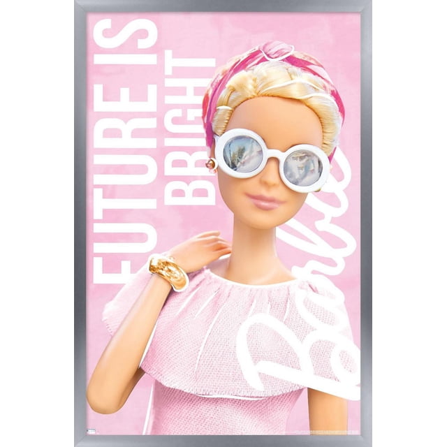 Mattel Barbie - Affiche Murale « Future is Bright » Montrant une Poupée Barbie Centrée Portant un Haut Tricoté Rose à Épaules Dénudées et un Foulard à Motif Rose, Accessoirisée d'Un bracelet Doré et de Boucles d'Oreilles en Perles, sur Fond Rose avec un Grand Texte Blanc Lisant « Future is Bright » et « Barbie ».