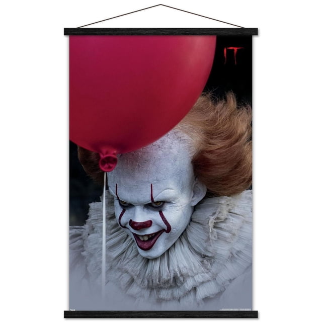 IT - Affiche Murale de Ballons, 14,725 Po x 22,375 Po Montrant un Gros Plan d'Un Grand Ballon Rouge devant une Figurine aux Cheveux Bouclés orange et un Col Blanc à Volants sur un Fond Foncé, avec le logo Rouge IT en Haut à Droite, Imprimé sur Papier Lustré, Convenant à une Déco Intérieure Audacieuse Ou à une Décoration de Fête.