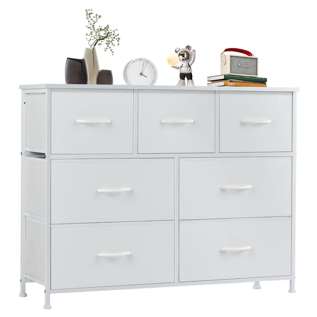 EDX Commode à 7 Tiroirs pour Chambre, Armoire de Rangement en Tissu Blanc avec Tiroirs Spacieux pour l'Intimité et l'Organisation. Planches de Bois Robustes pour Soutenir des Articles Décoratifs comme des vases, des Horloges et des Livres. Cadre en Acier Renforcé Empêche le Vacillement, et Patins de Pieds Ajustables Assurent la Stabilité sur les Planchers Irréguliers. Idéal pour les Meubles de Chambre Ou la Déco du Salon, au design Moderne Convenant aux Espaces Compacts.