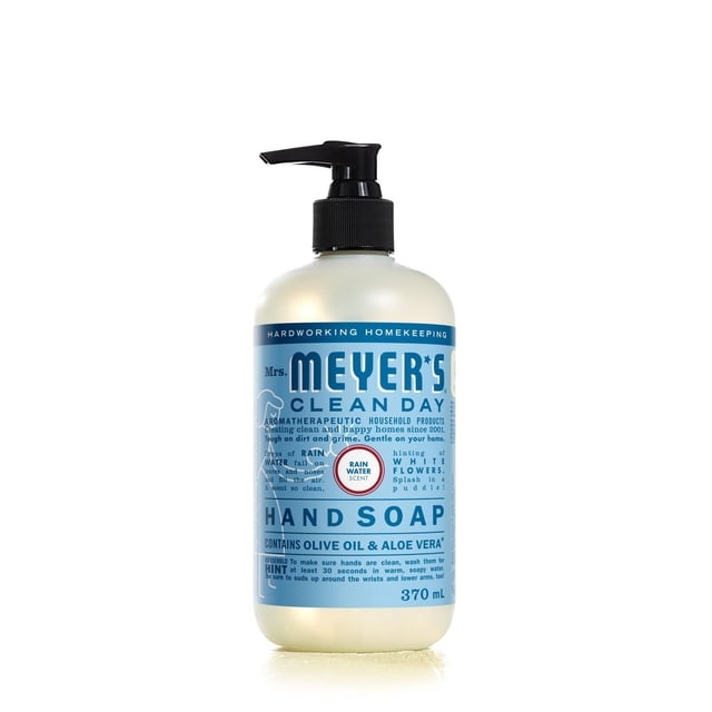 Mrs. Meyer's Clean Day Savon pour les Mains Eau de Pluie dans une Bouteille Translucide de 370 ml avec Distributeur à Pompe Noir, avec une Étiquette Bleue Qui Met en Valeur Son Parfum d'Eau de Pluie et des Ingrédients Hydratants comme l'Huile d'Olive et l'Aloès, Convient pour un Nettoyage Doux des Mains et un Effet Rafraîchissant.
