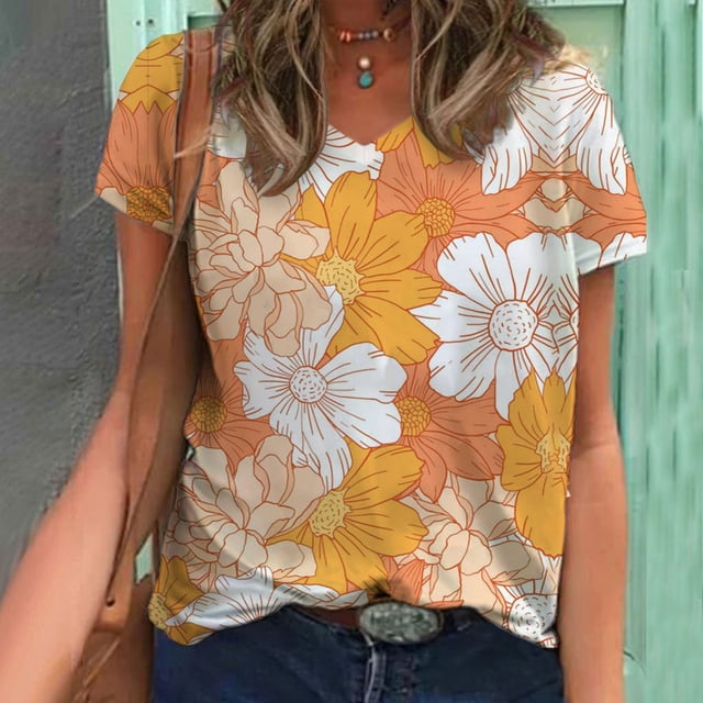 DEELLEEO Blouse d'Été à Imprimé pour Femmes T-Shirts à Manches Courtes Hauts Présentant un Motif floral vibrant dans des Tons orange, Jaune et Blanc. la Blouse à Manches Courtes a une Coupe Décontractée et un design Léger, Idéale pour l'Été. le Modèle l'Agence avec des jeans en denim et des Accessoires, Mettant en Valeur un Style Décontracté et Stylé.