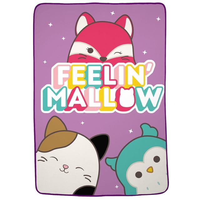 Squishmallows Couverture Mauve à Sensation en Tissu Micro-Raschel Violet avec Texte Coloré « Feelin' Mallow » et Visages de Dessin Animé d'Un Renard Roux, d'Un Chat Calicot et d'Un Pingouin Sarcelle, une Couverture Douce Idéale pour une Literie Douillette, une Sieste Ou un Voyage.